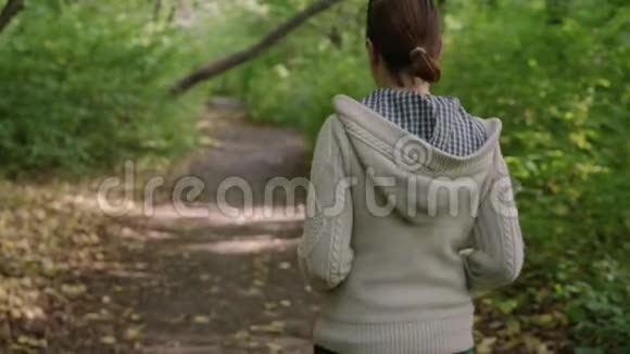 孤独的女人独自走进树林视频的预览图