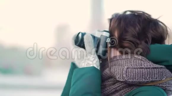 可爱的年轻女人拍照冬天美丽的年轻女子在城里拍照视频的预览图