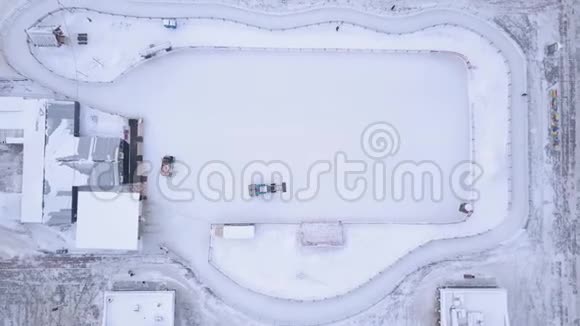 冰封机在溜冰场上的空中镜头视频的预览图