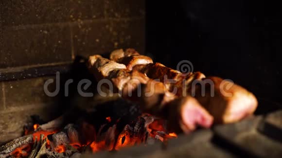 传统木炉烤串熏肉的特写视频的预览图