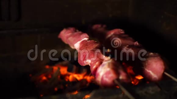传统木炉烤串熏肉的特写视频的预览图