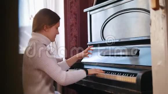 少女微笑着弹钢琴视频的预览图