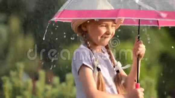 夏日风暴和雨伞乐趣带伞的白人女孩视频的预览图