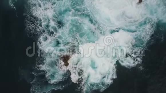 西班牙特内里费加那利群岛暗礁上海浪的高空俯视图视频的预览图