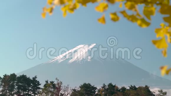 富士山山峰部分秋叶在框架加上温和变焦可以为更多的戏剧而狂欢视频的预览图