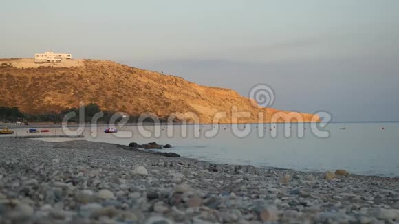 蔚蓝的大海和风景如画的塞浦路斯岛背景上的一片空石滩视频的预览图
