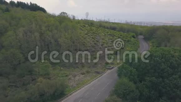 埃特纳山斜坡的鸟瞰图驾驶飞机飞过汽车行驶的道路意大利西西里视频的预览图