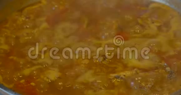 烹饪西班牙海鲜饭时用米饭和鸡肉炖汤视频的预览图