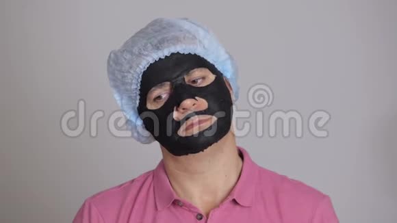一个人用黑色布面膜敷脸闭着眼睛把头转向两边视频的预览图