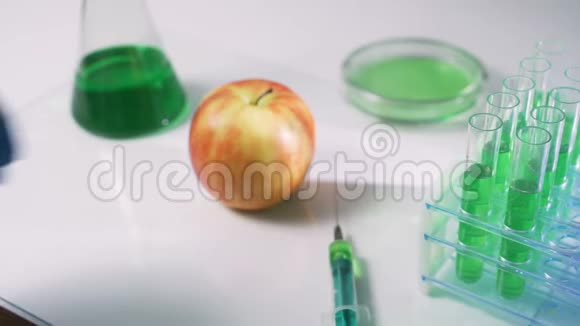 从事有机水果和蔬菜工作的科学家视频的预览图