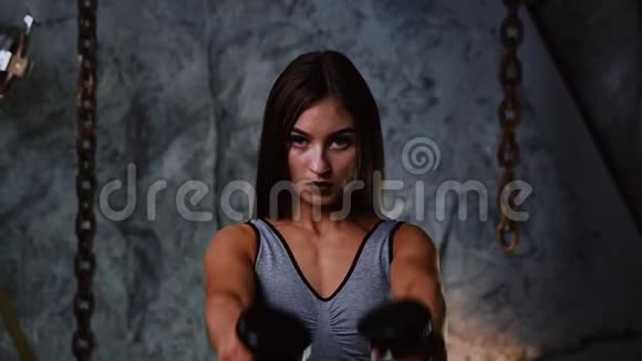 运动型的女朋友健身模特为肩膀做运动在他面前举起哑铃视频的预览图