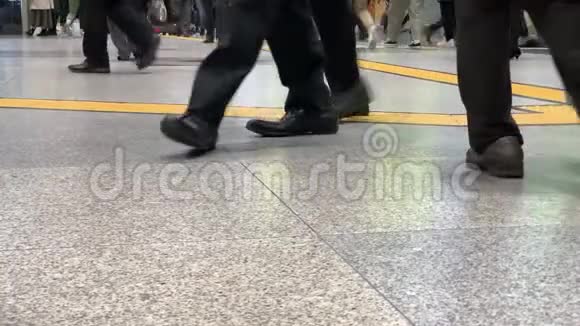 日本东京火车站繁忙的通勤者商人和旅行者的鞋子视频的预览图
