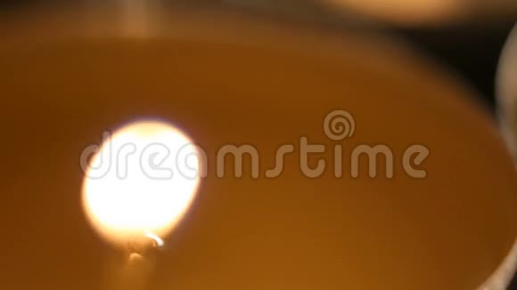 在教堂的宗教仪式上烛光在黑暗中平静地燃烧视频的预览图