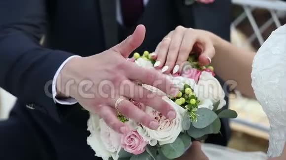 新婚夫妇结婚当天的手视频的预览图