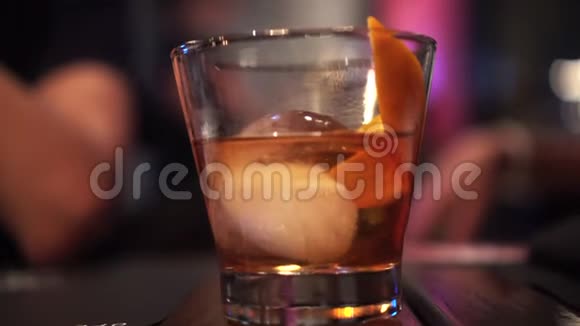 夜总会提供陈年威士忌配橙汁和冰块鸡尾酒视频的预览图