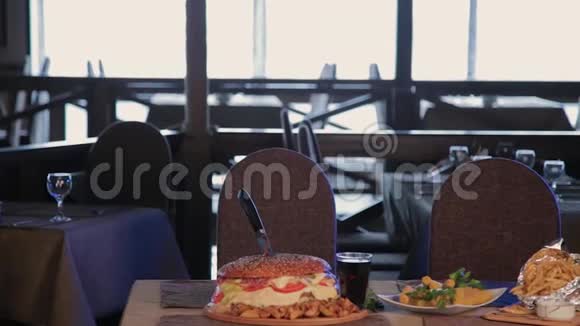 餐桌上的那个人戴着手套吃汉堡视频的预览图