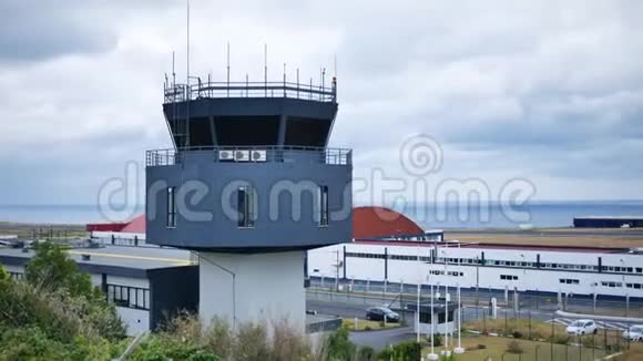 飞机从风景如画的海洋机场起飞视频的预览图