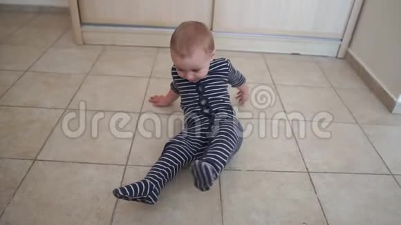 可爱的宝宝穿着条纹连衣裙在房间里欢快地慢动作跳跃视频的预览图