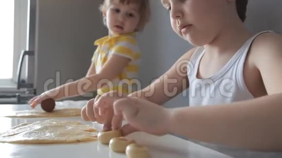 孩子们擀面团做饼干视频的预览图