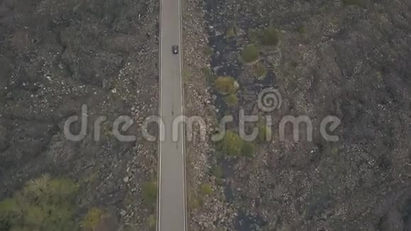 埃特纳山斜坡的鸟瞰图驾驶飞机飞过汽车行驶的道路意大利西西里视频的预览图