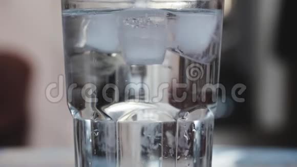 倒起泡水在玻璃烧杯中补品视频的预览图