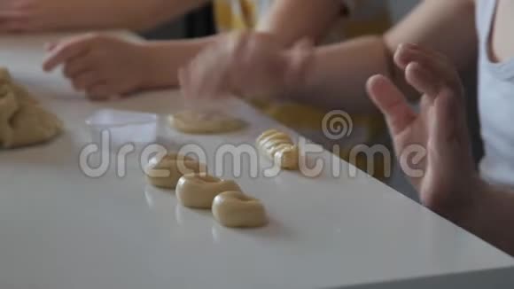 孩子们擀面团做饼干视频的预览图