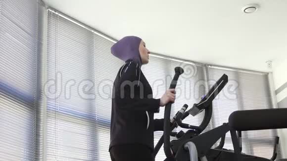 穆斯林女运动员戴头巾在健身房锻炼的肖像视频的预览图