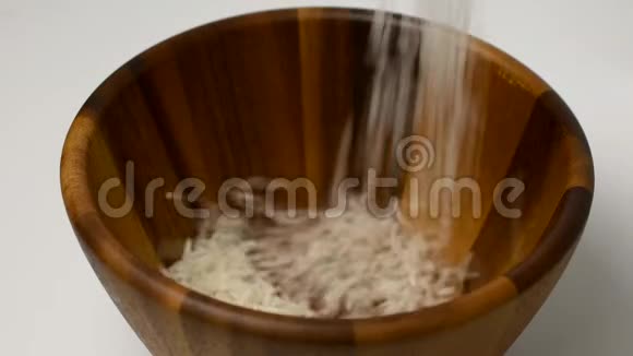 米粒掉进木碗里视频的预览图