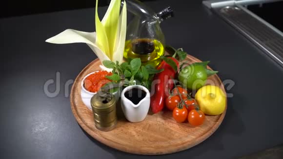 带蔬菜和水果的红鱼子酱视频的预览图