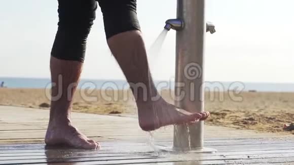 那家伙在海滩附近的淋浴间洗了洗脚视频的预览图