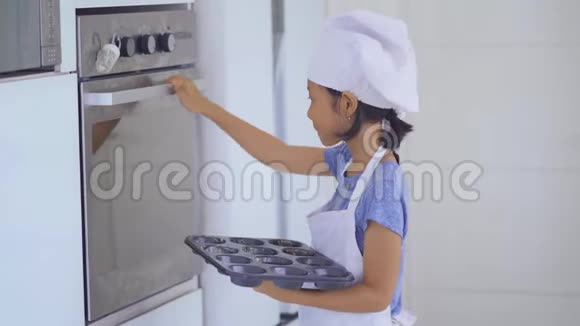 可爱的小女孩在厨房里烤饼干视频的预览图