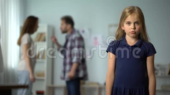 离婚和孩子不幸的小女孩在父母之间争吵视频的预览图