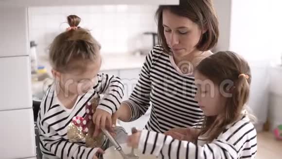 女儿们正在厨房里和母亲揉面视频的预览图