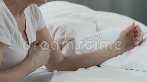 一位年长的妇女在床上祈祷在自己的床上祈祷天主教的基督教价值观视频的预览图