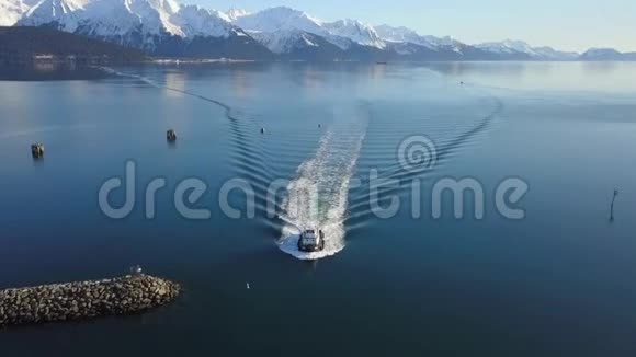 拖船进入阿拉斯加港视频的预览图