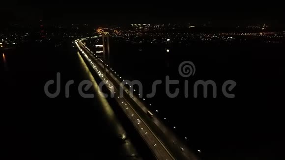 巨大的桥梁有大量的交通和明亮的灯光夜城的背景视频的预览图