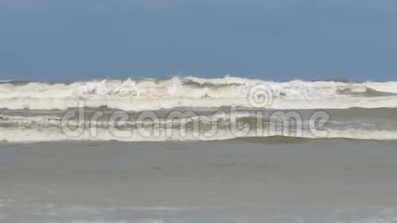 暴风雨时海面上的波浪视频的预览图
