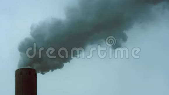 工业烟囱热烟排放视频的预览图
