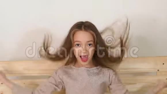 画室里有一个长发女孩的肖像她坐在一张木凳上视频的预览图