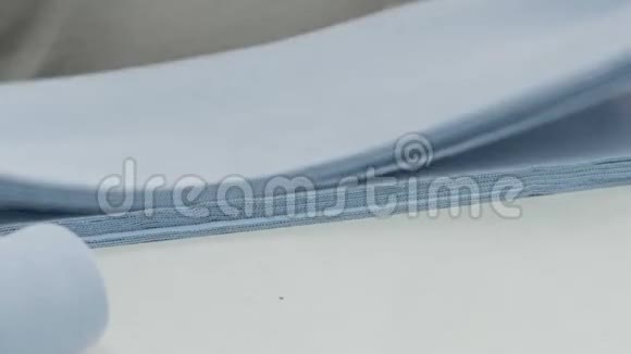 缝纫厂桌子上蓝色运动服的裁剪细节视频的预览图