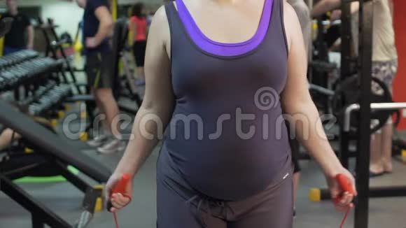 肥胖妇女在健身房和跳绳训练健身减肥锻炼视频的预览图