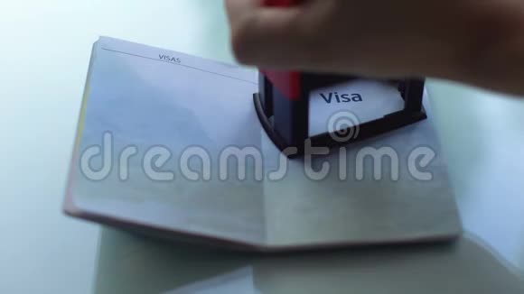 签证被拒海关官员在护照上加盖印章出国旅行视频的预览图