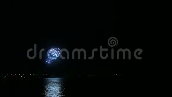 江面夜空中闪烁着喜庆的烟火映在水中视频的预览图