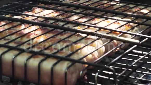 烧烤炉上烤着的肉香肠视频的预览图