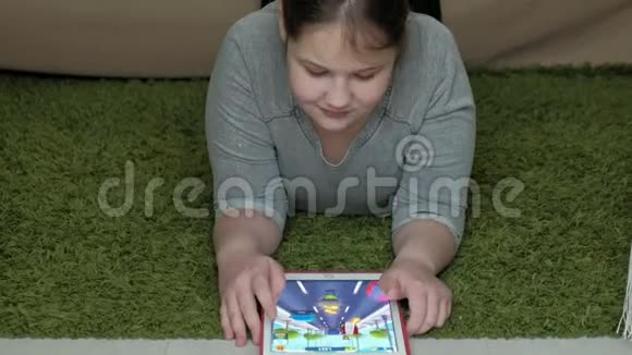 女孩在房间里玩平板电脑上网休息视频的预览图