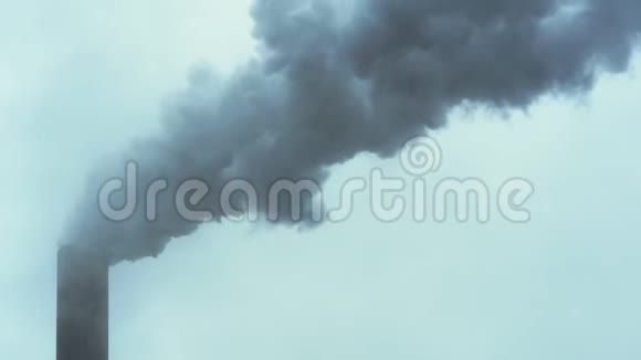 工业吸烟烟囱在雾中视频的预览图