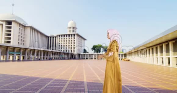 穆斯林妇女在清真寺拥抱女儿视频的预览图
