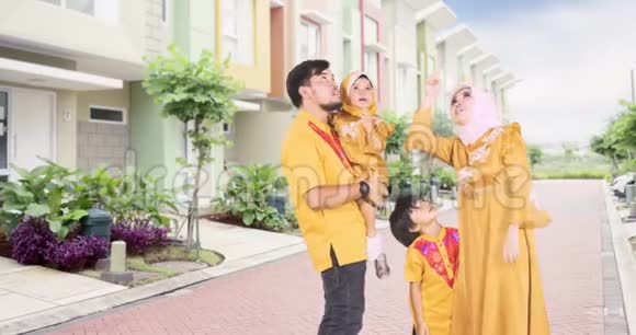 住在新房子附近的穆斯林家庭视频的预览图