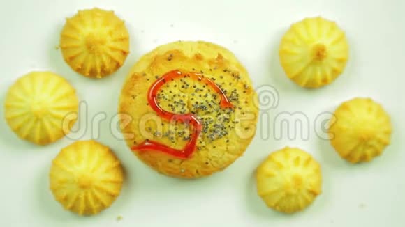 黄油饼干与第五名涂上了烹饪油漆周围的小饼干在圆圈中运动视频的预览图