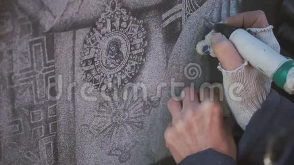 雕刻师的手在石头上作画视频的预览图